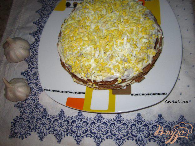 фото рецепта: Печеночный тортик с яйцом и плавленным сырочком