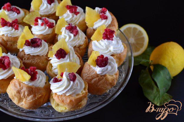 фото рецепта: Заварные пирожные с лимонным кремом и фруктами