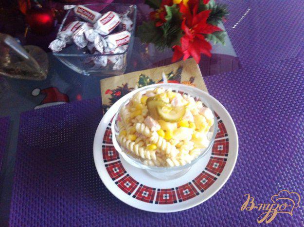 фото рецепта: Салат с копченой курицей и фузилли (макаронами)