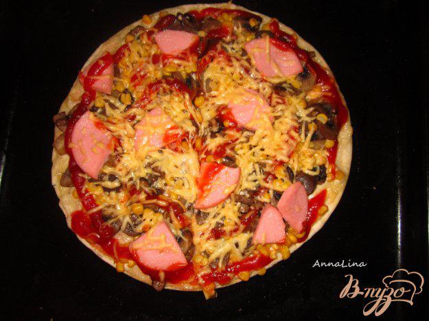 фото рецепта: Пицца с кукурузой и вареной колбасой