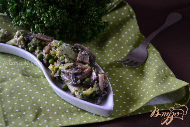фото рецепта: Грибной салат с зеленым горошком и брокколи