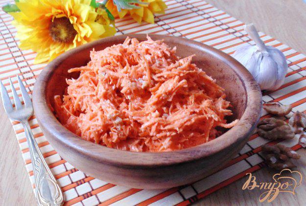 фото рецепта: Салат морковный с орехами и чесноком
