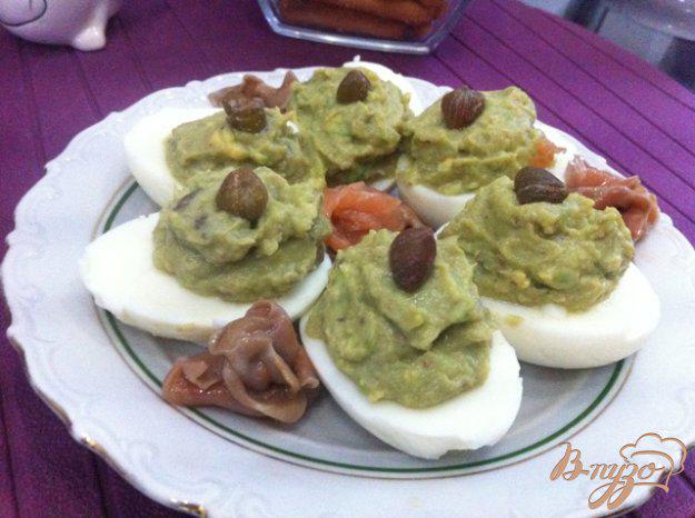 фото рецепта: Яйца фаршированные дипом из авокадо