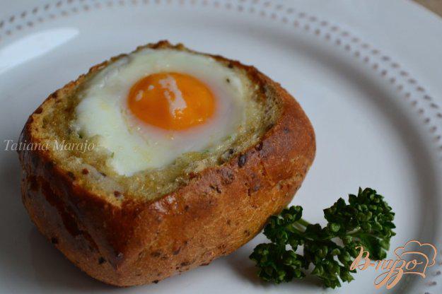 фото рецепта: Булочка с сырной начинкой и яйцом