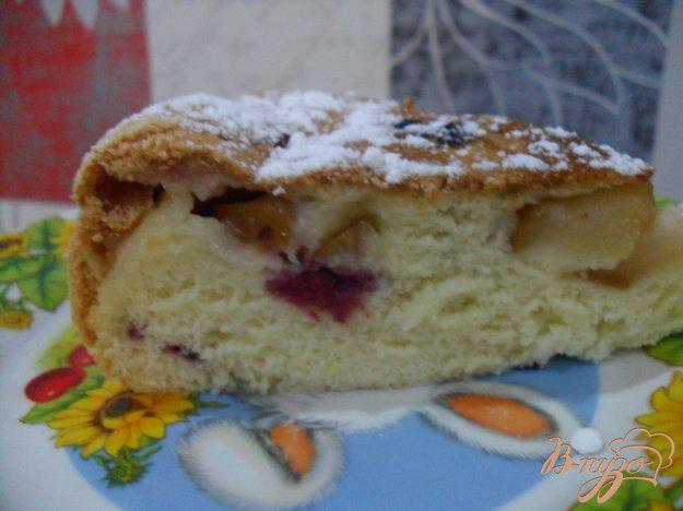 фото рецепта: Бисквит с ягодами и грушами в мультиварке