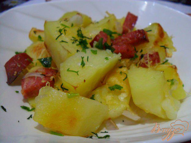фото рецепта: Запеченный картофель с колбасой и луком