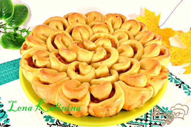 фото рецепта: Дрожжевой пирог с мясом и капустой «Хризантема»