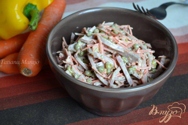 фото рецепта: Морковный салат с ветчинной колбасой и горошком