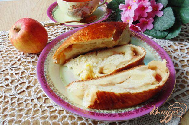 фото рецепта: Сдобный пирог с яблоками и корицей