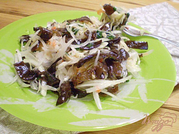 фото рецепта: Салат с китайскими грибами и квашенной капустой.