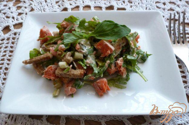 фото рецепта: Салат из красной рыбы и сухариков