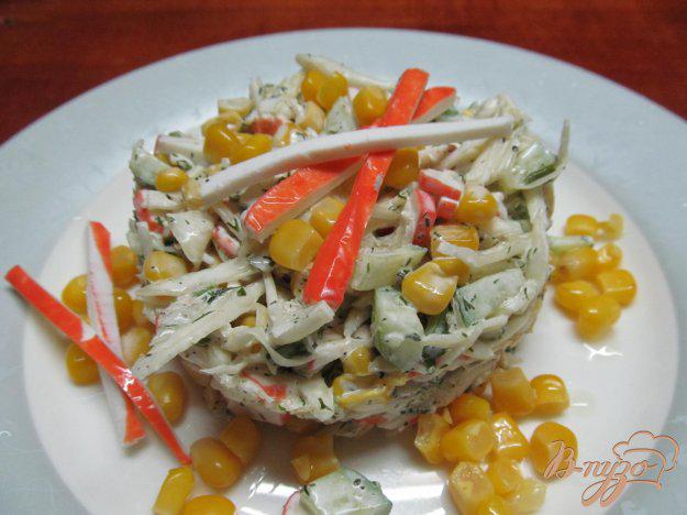 фото рецепта: Салат из капусты, огурца, кукурузы и крабовых палочек