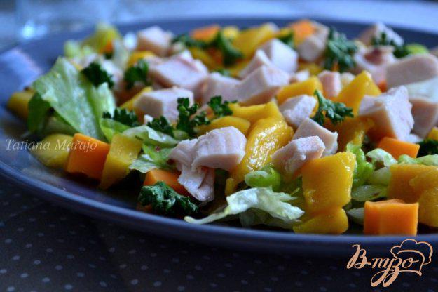 фото рецепта: Салат с курицей и манго