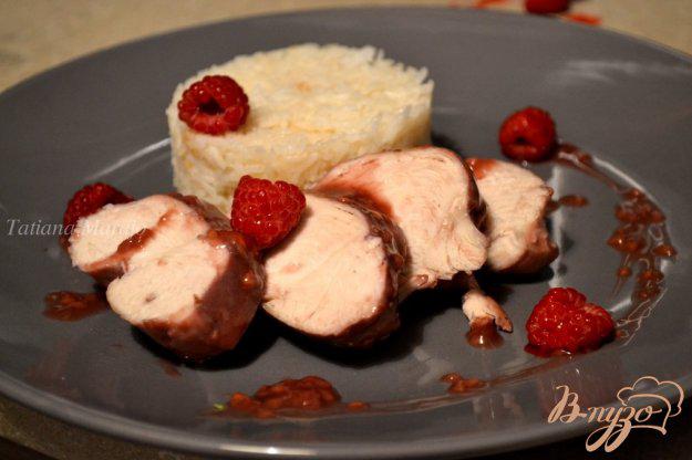 фото рецепта: Куриные грудки в соусе из красного вина с малиной