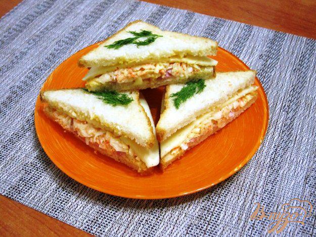 фото рецепта: Бутерброды с сыром, ветчиной и салатом