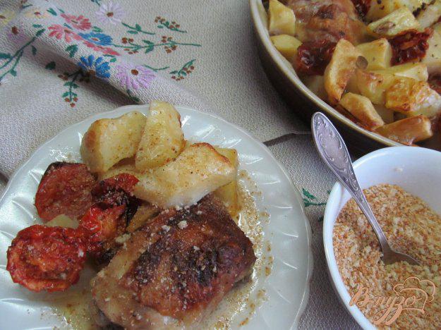 фото рецепта: Куриные бедра с помидором и картофелем в сметанном соусе