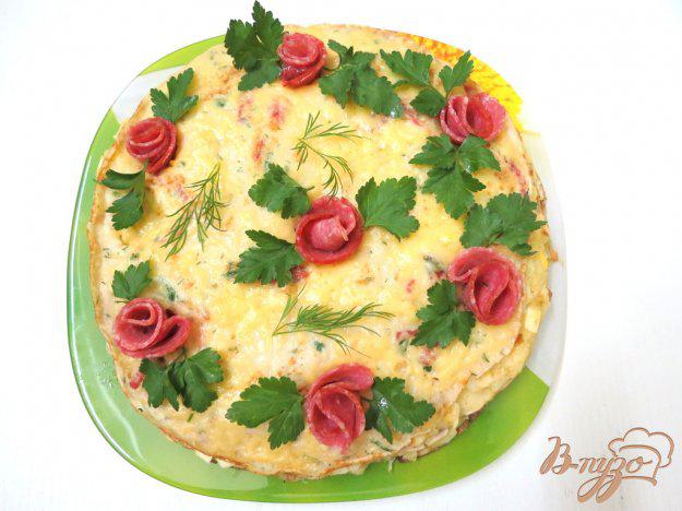 фото рецепта: Блинный пирог с капустой и салями