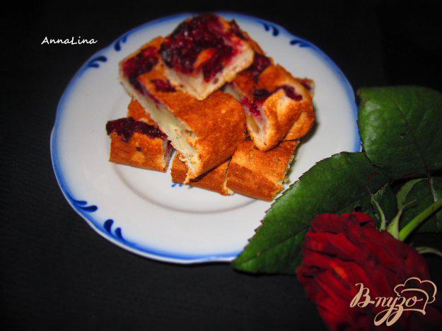 фото рецепта: Пирог на сметане с вишней и орехами