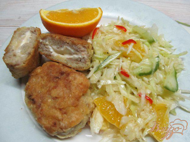 фото рецепта: Котлеты из лосося в яйце с легким салатом