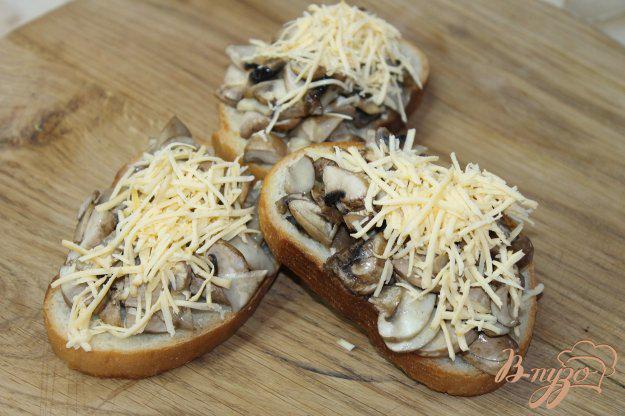 фото рецепта: Чесночные бутерброды с грибами и сыром