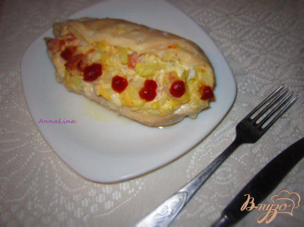 фото рецепта: Куриная грудка фаршированная с копчеными сосисками и сыром