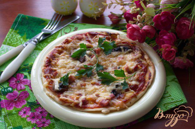 фото рецепта: Пицца с грибами, ветчиной и маслом