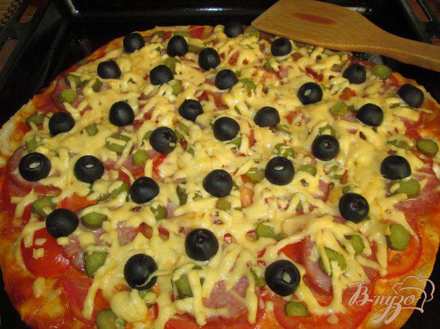 фото рецепта: Пицца с маслинами и солеными огурчиками