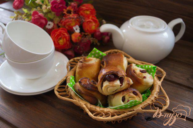 фото рецепта: Сладкие булочки на кефире с вяленой вишней