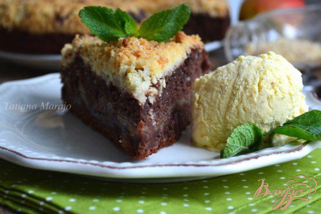 фото рецепта: Шоколадный пирог с яблоками и штрейзелем