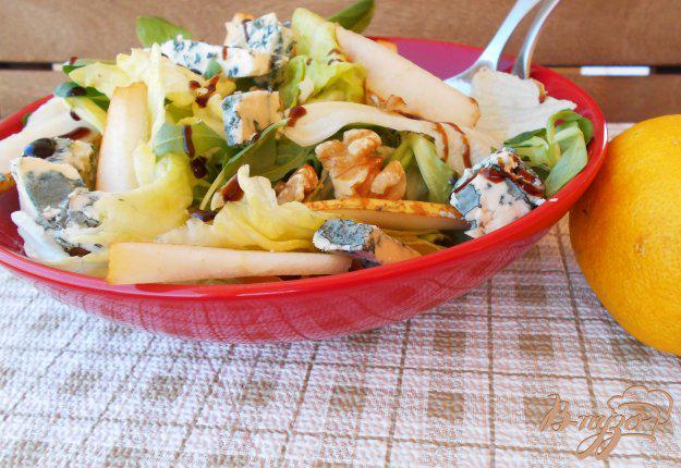 фото рецепта: Салат из груши и сыра с голубой плесенью