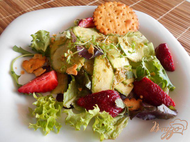 фото рецепта: Салат из огурцов и цуккини с соусом песто