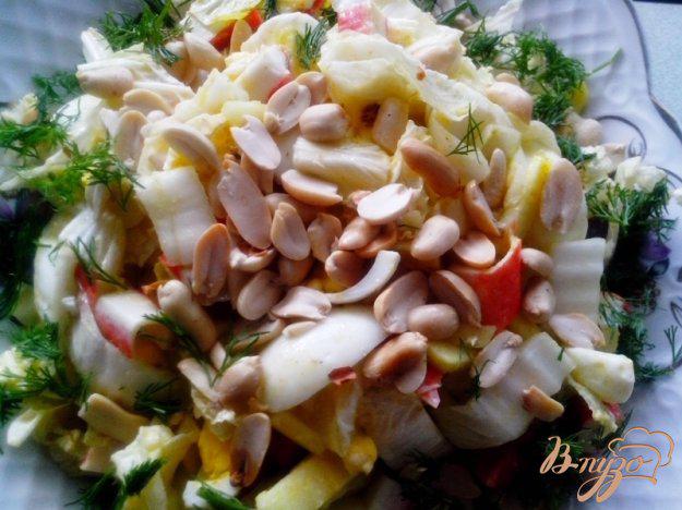 фото рецепта: Лёгкий салат с крабовыми палочками и арахисом