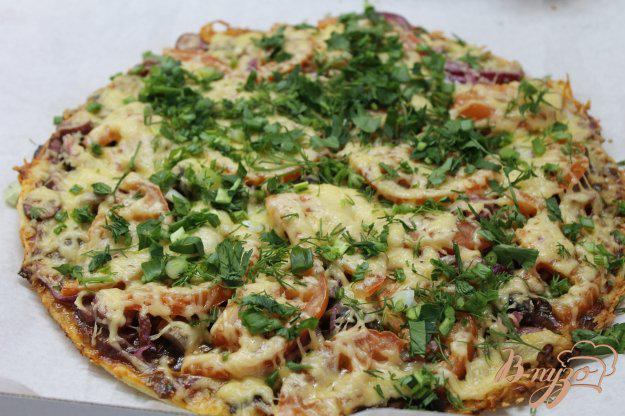 фото рецепта: Пицца с охотничьими колбасками и острым соусом