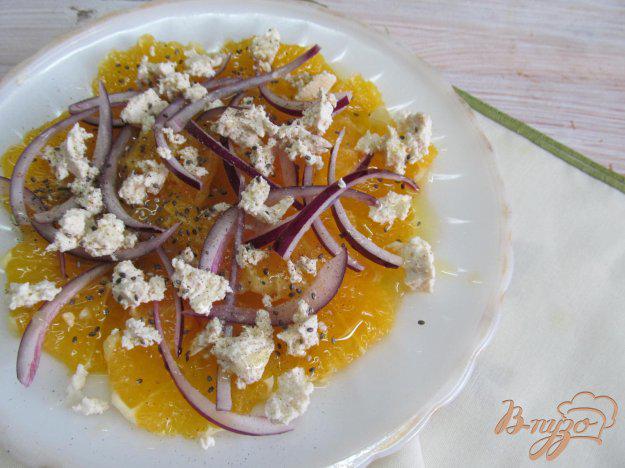 фото рецепта: Салат из апельсина лука и брынзы