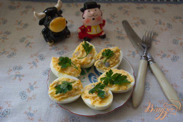 фото рецепта: Фаршированные закусочные яйца с селедкой