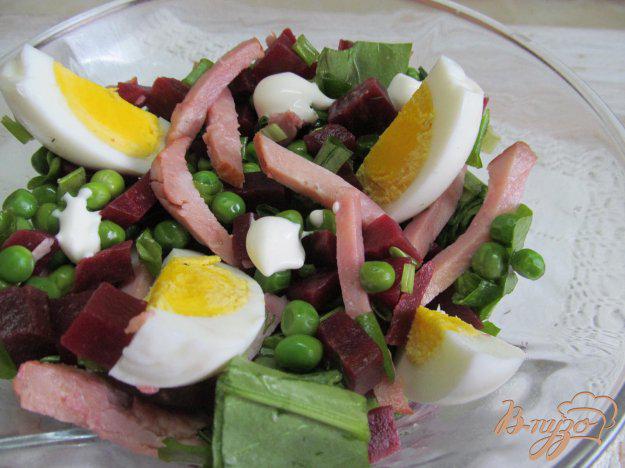 фото рецепта: Салат из свежего щавеля свеклы и зеленого горошка