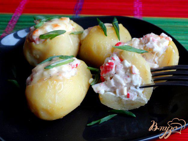 фото рецепта: Картофель фаршированный крабовыми палочками и яйцами