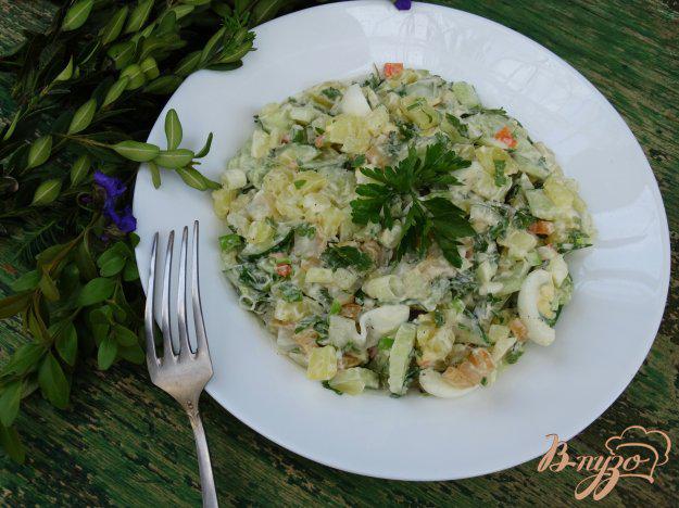 фото рецепта: Салат с копченым кальмаром и перепелиными яйцами