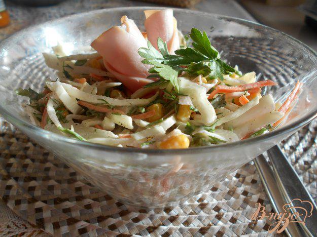фото рецепта: Салат из капусты, моркови и ветчины