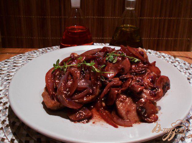 фото рецепта: Свинина в винно- грибном соусе с тимьяном