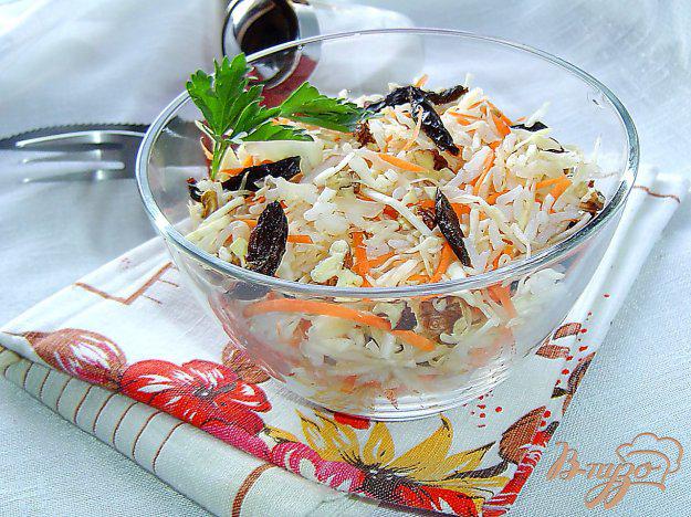 фото рецепта: Овощной салат с рисом,черносливом и орехами