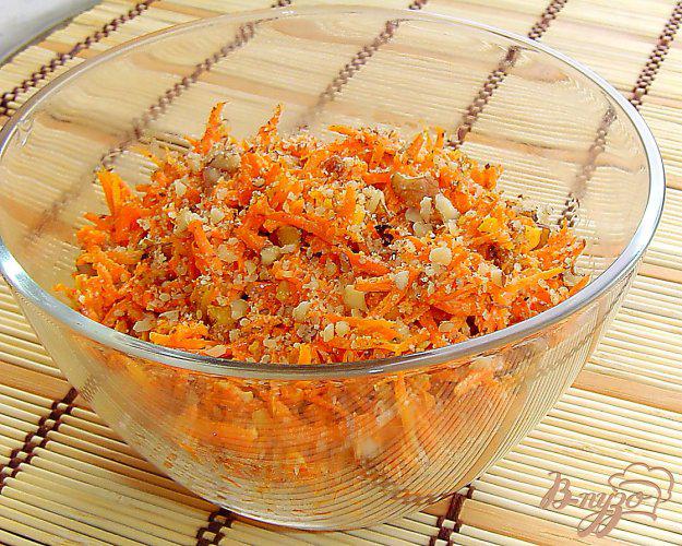 фото рецепта: Морковный салат с орехами и чесноком