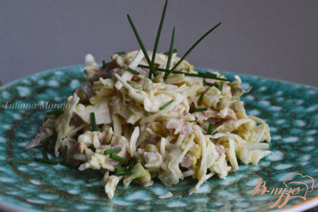 фото рецепта: Капустный салат с тунцом и горошком