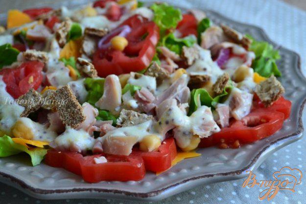 фото рецепта: Салат с помидорами,  копченой курицей ,сыром и нутом +соус
