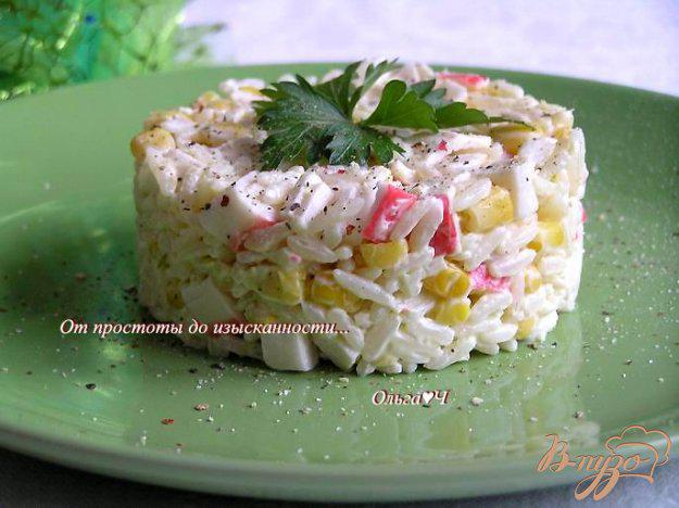 фото рецепта: Рисовый салат с крабовыми палочками и кукурузой