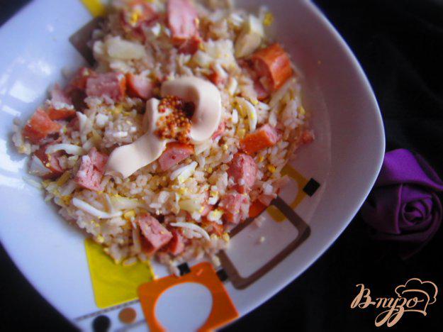 фото рецепта: Салат с рисом, копчеными сосисками и маринованным луком