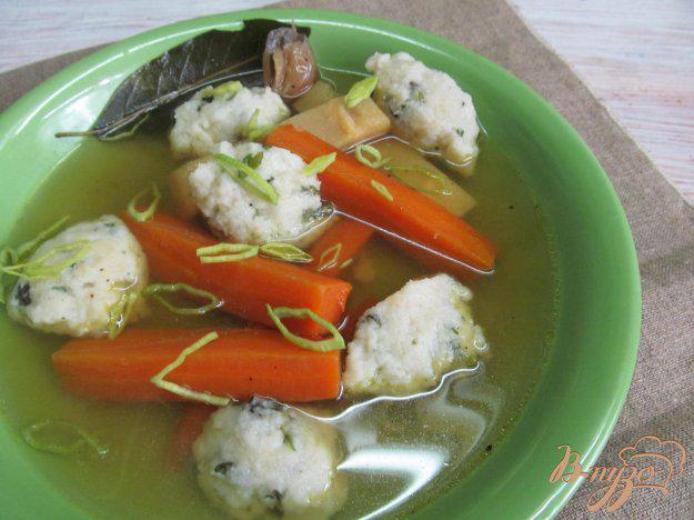 фото рецепта: Суп на свиных костях с клецками из манки