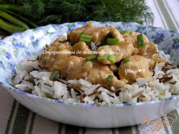 фото рецепта: Куриное филе в соевом соусе с кедровыми орешками и рисом