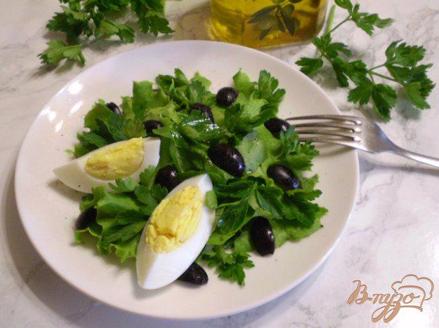 фото рецепта: Зеленый салат с яйцом и маслинами