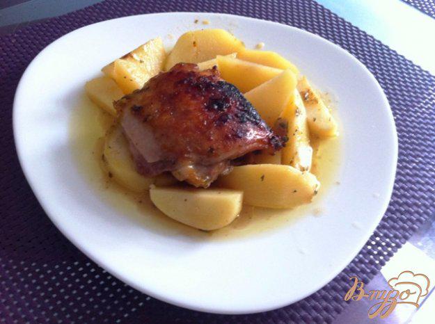 фото рецепта: Куриные бедрышки в соусе ткемали с картофелем